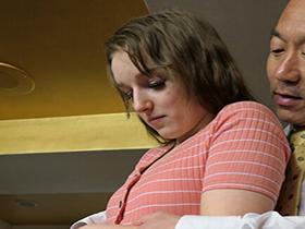 [閲覧注意]　金髪外国人母娘孕ませレイプ！　悪徳日本人モデル事務所による『デジタルタトゥー』の毒牙に掛かった母と娘の悲惨な末路 サンプル動画サムネイル